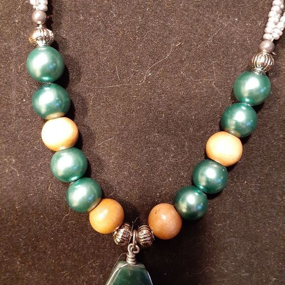19" JADE PENDANT NECKLACE. TRIPLE STRAND - Picture 3 of 6